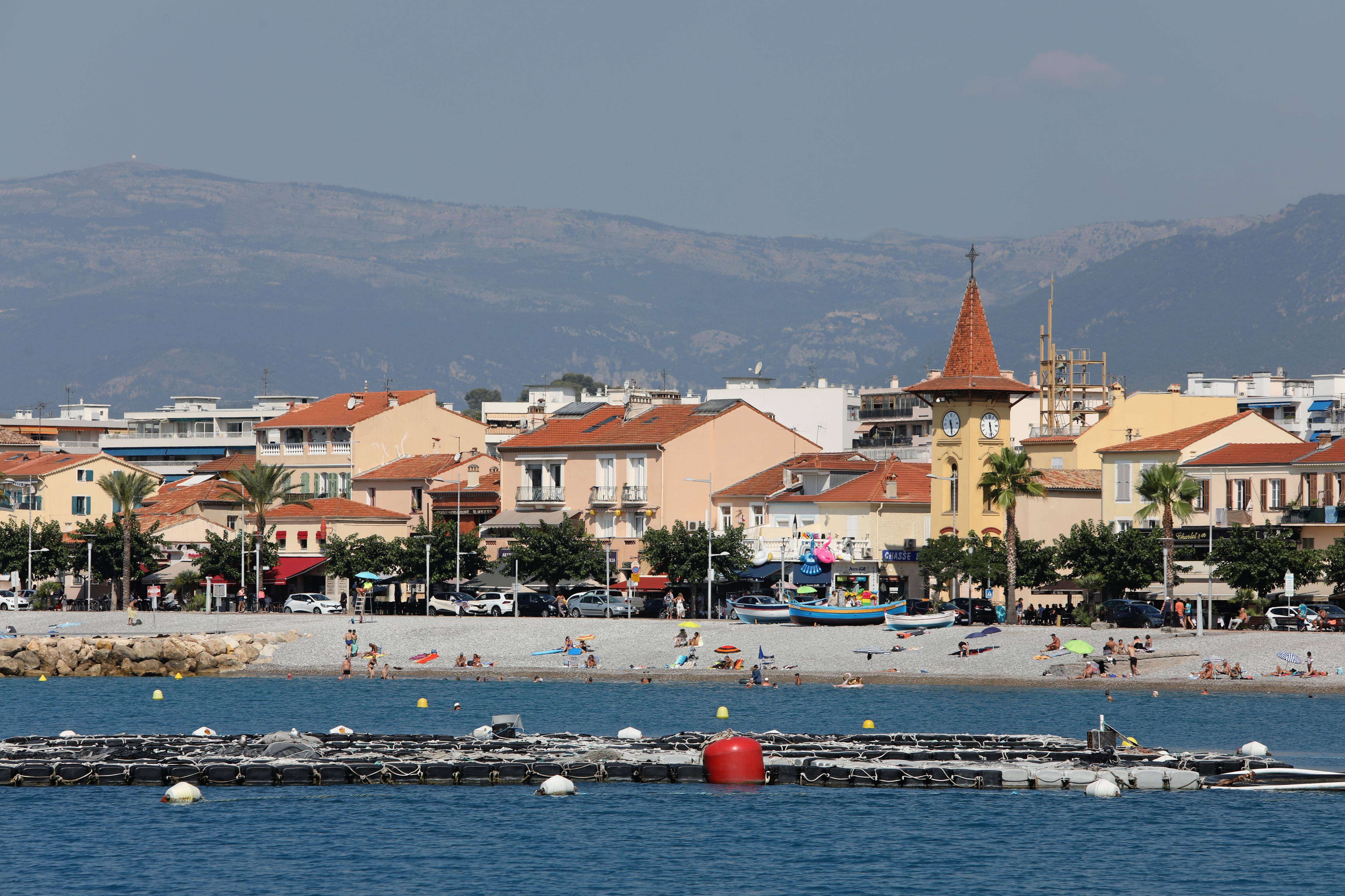 Béton, pneus, parpaing... Les déchets de l'ancienne ferme aquacole "Loulou bas I" ont été retirés des eaux au large de Cagnes-sur-Mer