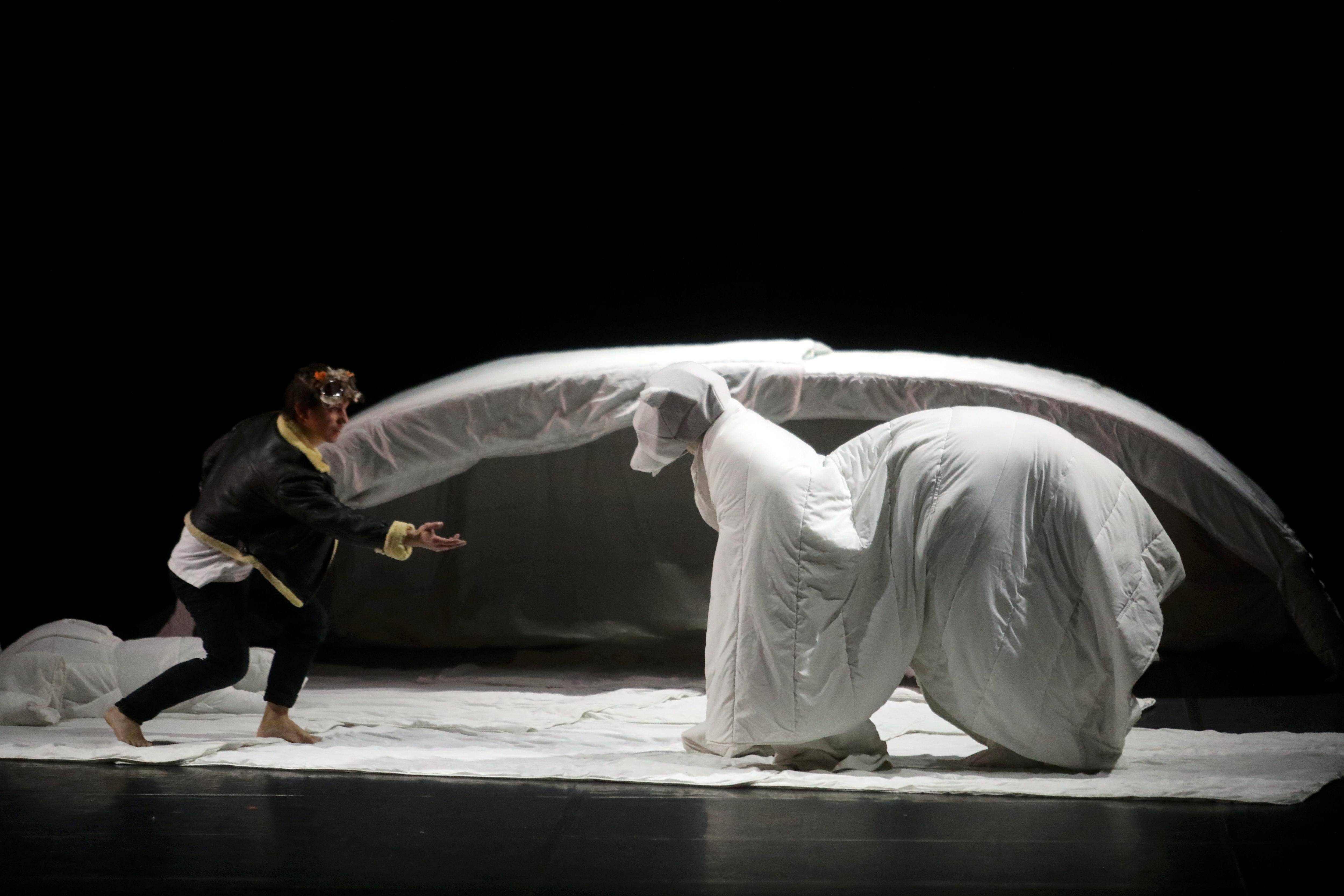 Plus de 300 écoliers de Menton assistent au "Carnaval des animaux" qui les sensibilise à la protection de l'environnement