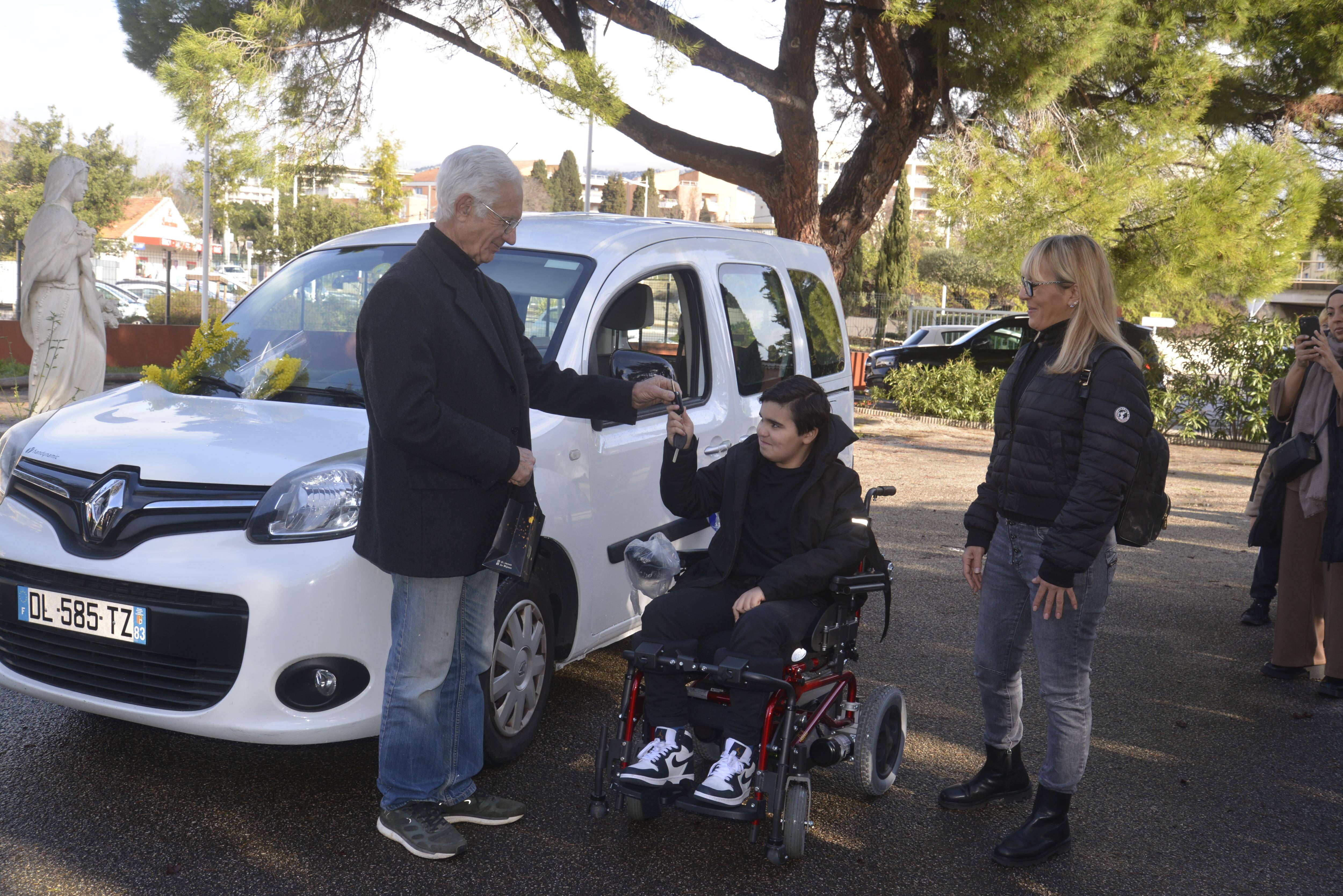 À Toulon, la Société de Saint-Vincent-de-Paul offre un véhicule aménagé pour Liam, un adolescent atteint de myopathie