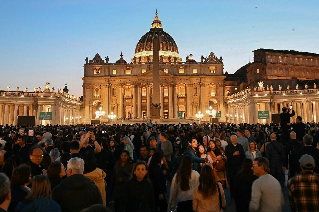Nouvelle journée d'hommage au pape François à la basilique Saint-Pierre