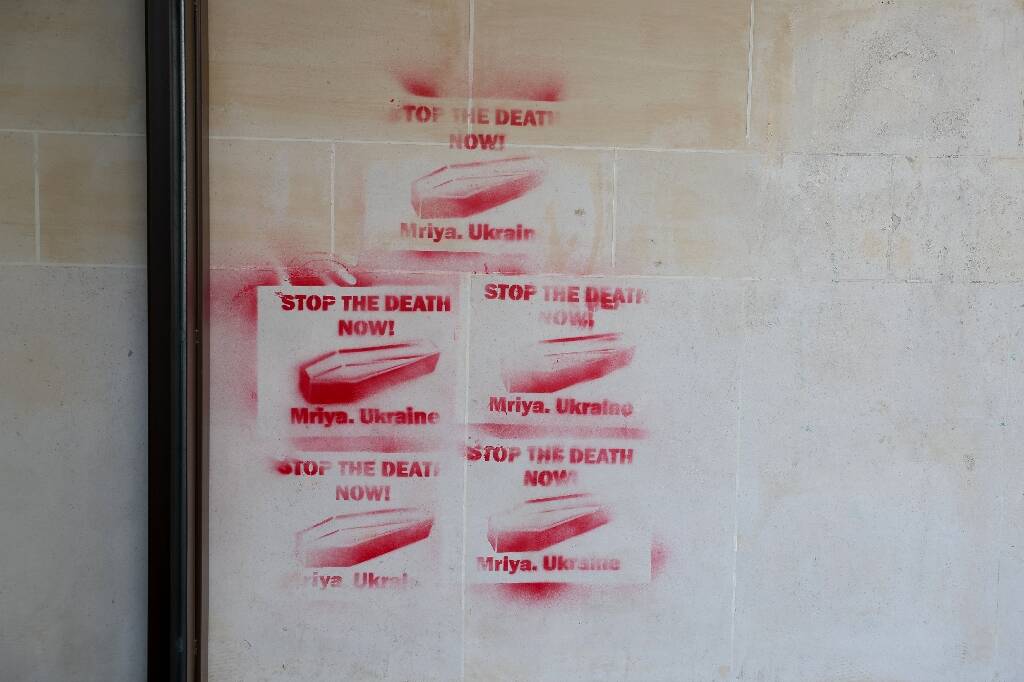 Paris: deux hommes mis en examen et incarcérés pour des cercueils tagués sur la façade du Figaro