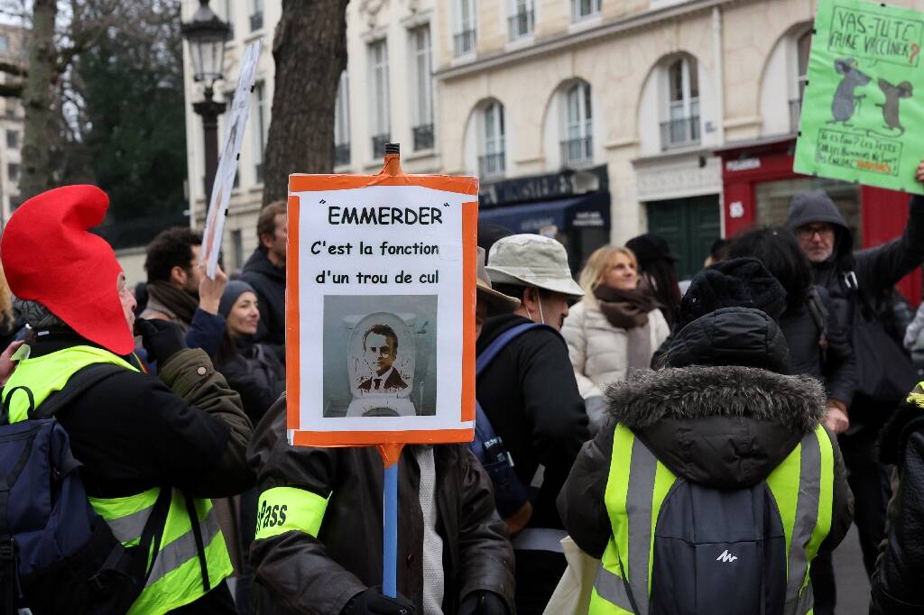 Covid-19: après d'autres pays européens, la France lève des restrictions ce mercredi