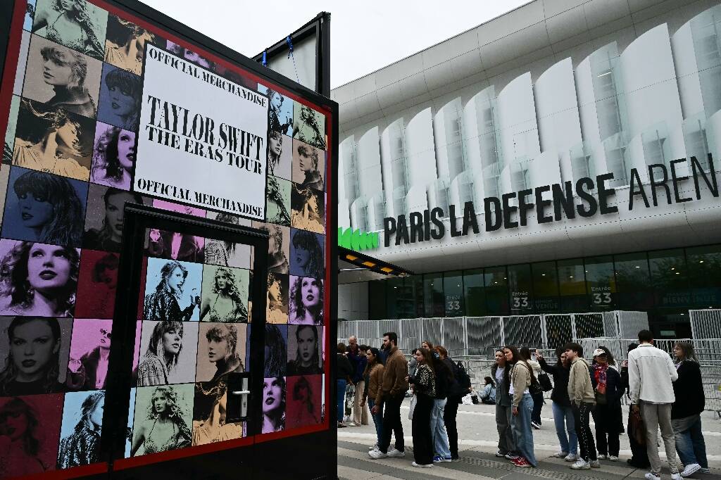 Ils campent depuis plusieurs jours: fin de l'attente pour les fans de Taylor Swift, en concert à Paris