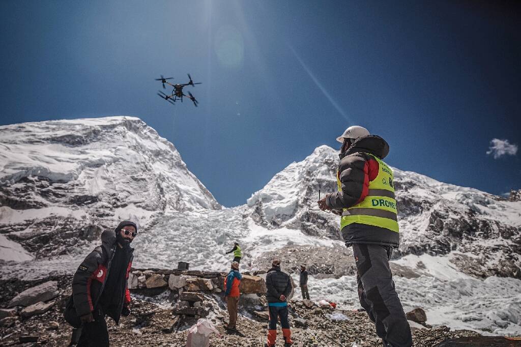 Canettes, bonbonnes d'oxygène vides, bouteilles plastiques et matériel d'alpinisme... Des drones à l'assaut des déchets de l'Everest au Népal
