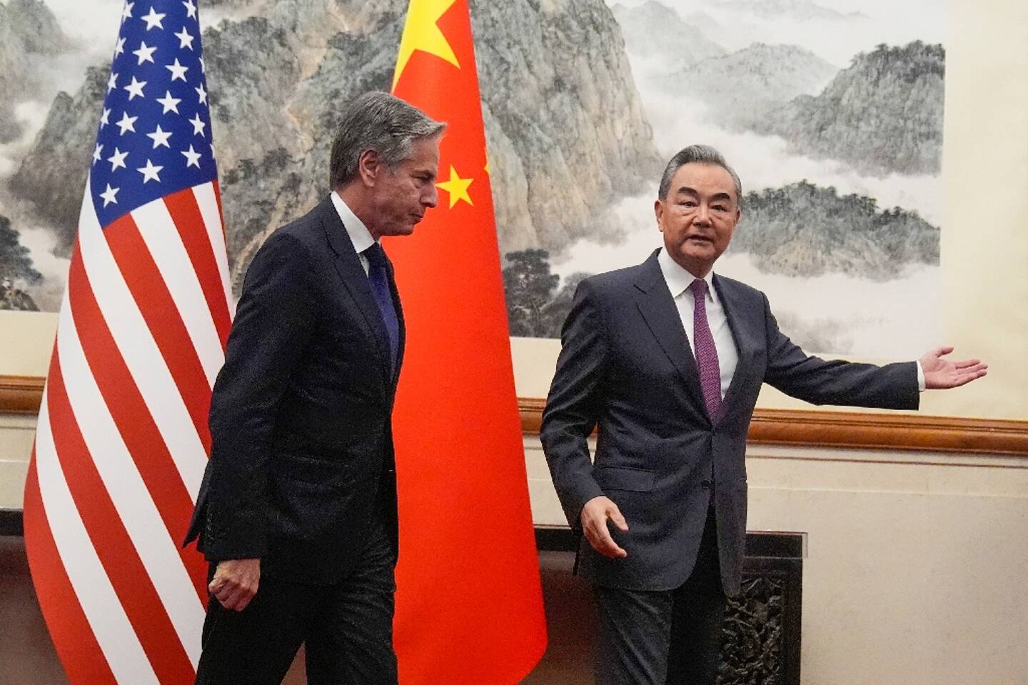 Le secrétaire d'Etat américain Antony Blinken (G) suit le ministre chinois des Affaires étrangères Wang Yi (D) à Pékin le 26 avril 2024.