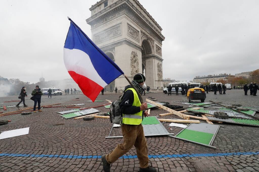 Cadre légal ou imprudence? Un CRS devant la justice après que sa grenade a arraché la main d'un gilet jaune en 2018
