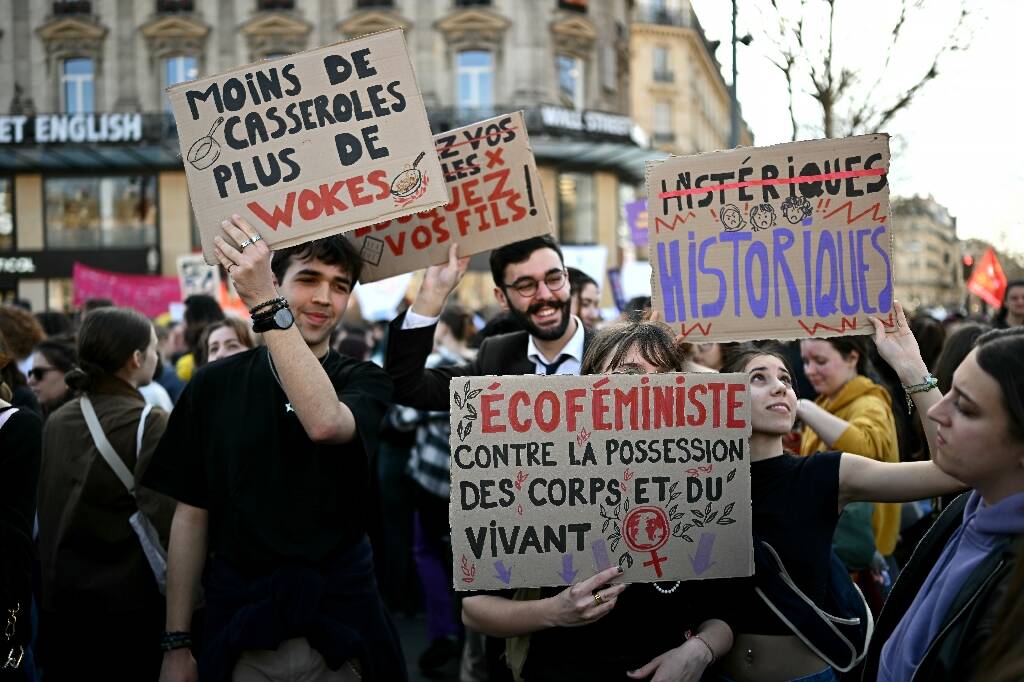 8-mars: plusieurs milliers de manifestants pour les droits de femmes à Paris