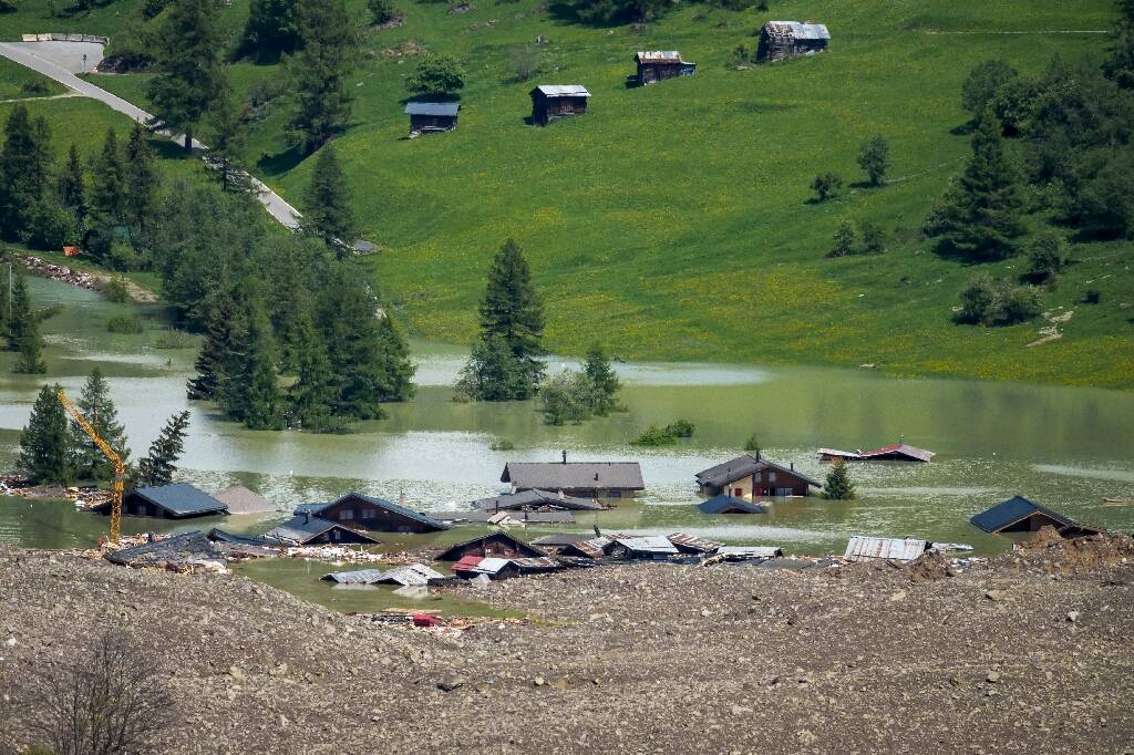 "On peut réduire le risque d'un scénario catastrophique": après l'éboulement en Suisse, le pire est écarté mais les autorités ne baissent pas la garde