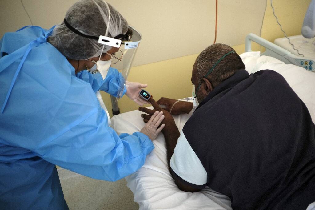 Covid-19: confinement prolongé en Nouvelle-Calédonie, couvre-feu levé à La Réunion