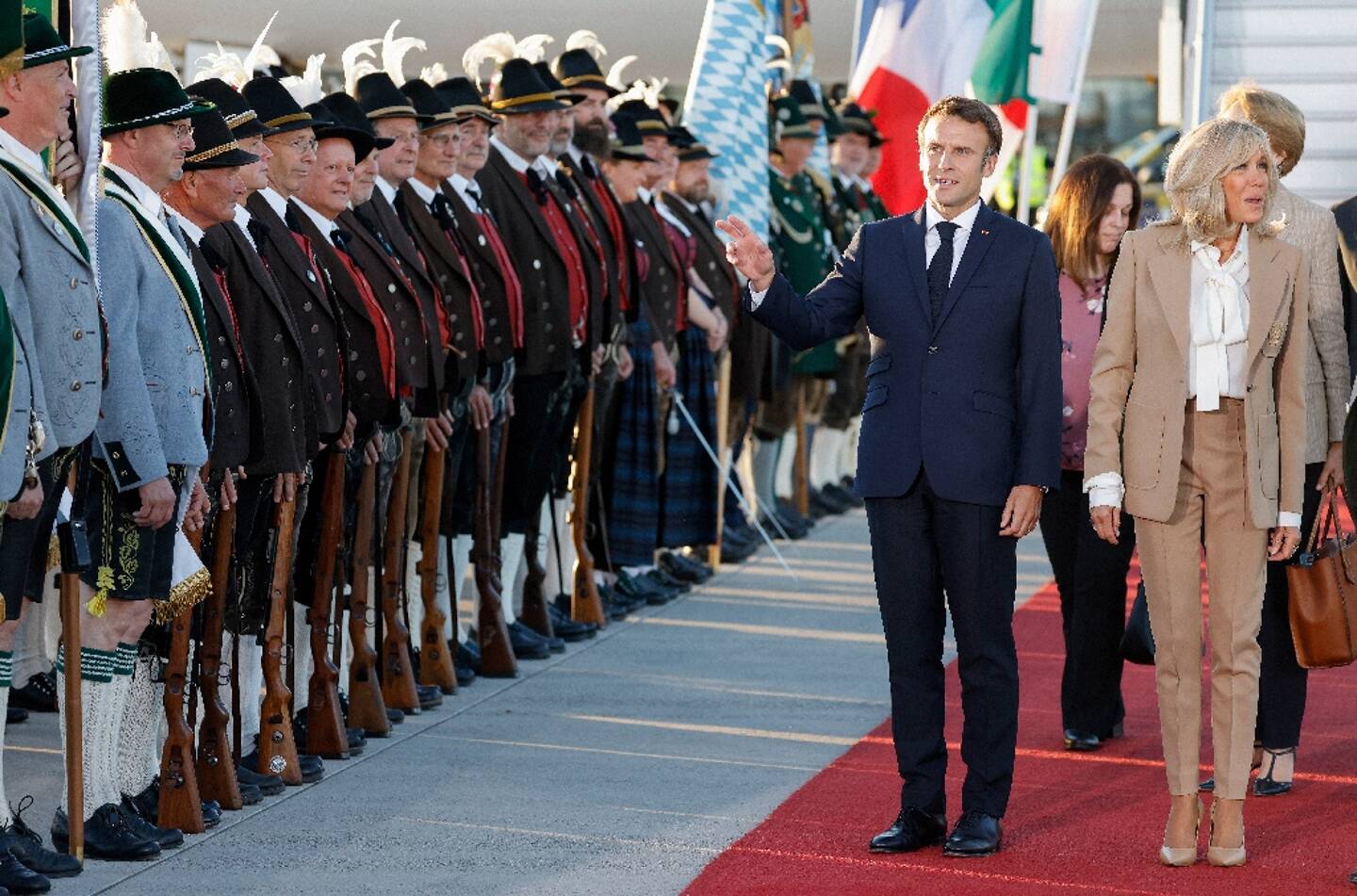 Le président français Emmanuel Macron et son épouse à leur arrivée à Munich (Allemagne), le 25 juin 2022