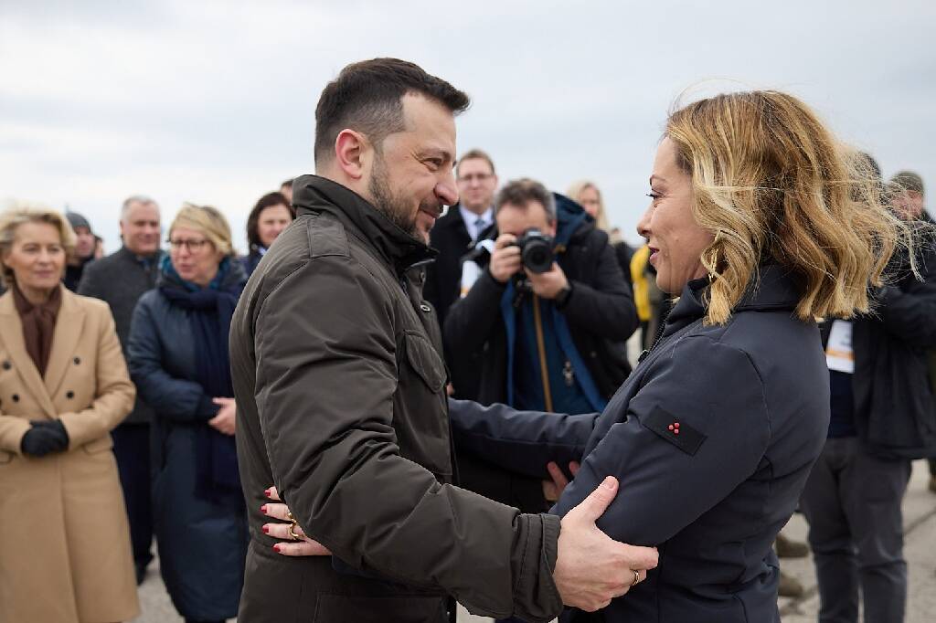 Guerre en Ukraine: Volodymyr Zelensky presse l'Occident de livrer l'aide militaire "à temps" pour "vaincre" la Russie