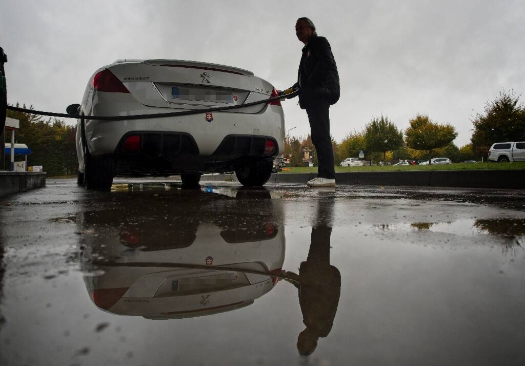 Carburants: nouvelle hausse des prix à la pompe qui approche des 2 euros le litre
