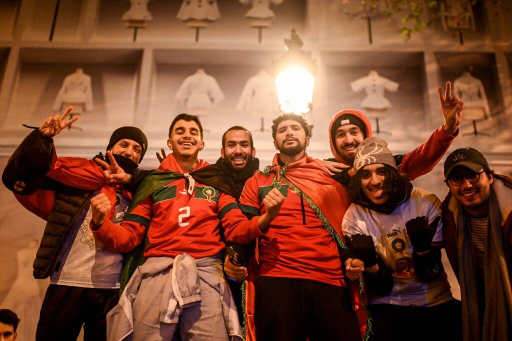 Mondial-2022: la grosse fiesta des supporters de la France et du Maroc sur les Champs-Elysées