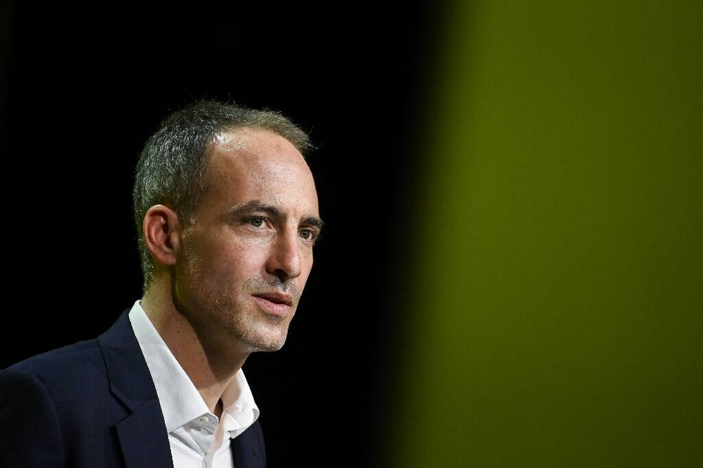 Européennes: l'écart se resserre encore entre Valérie Hayer et Raphaël Glucksmann, selon les derniers sondages