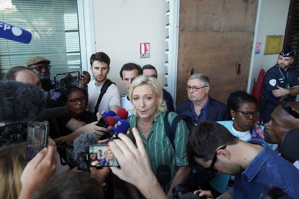 En visite à Mayotte, Marine Le Pen veut "sonner la cloche" au gouvernement