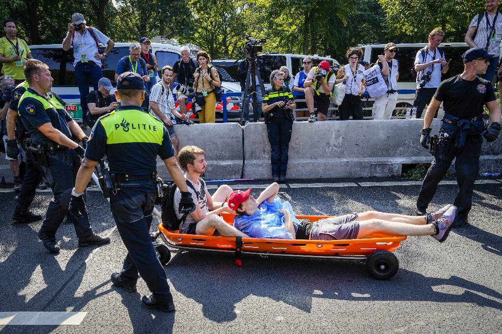 Aux Pays-Bas, des manifestants d'Extinction Rebellion bloquent une autoroute à La Haye