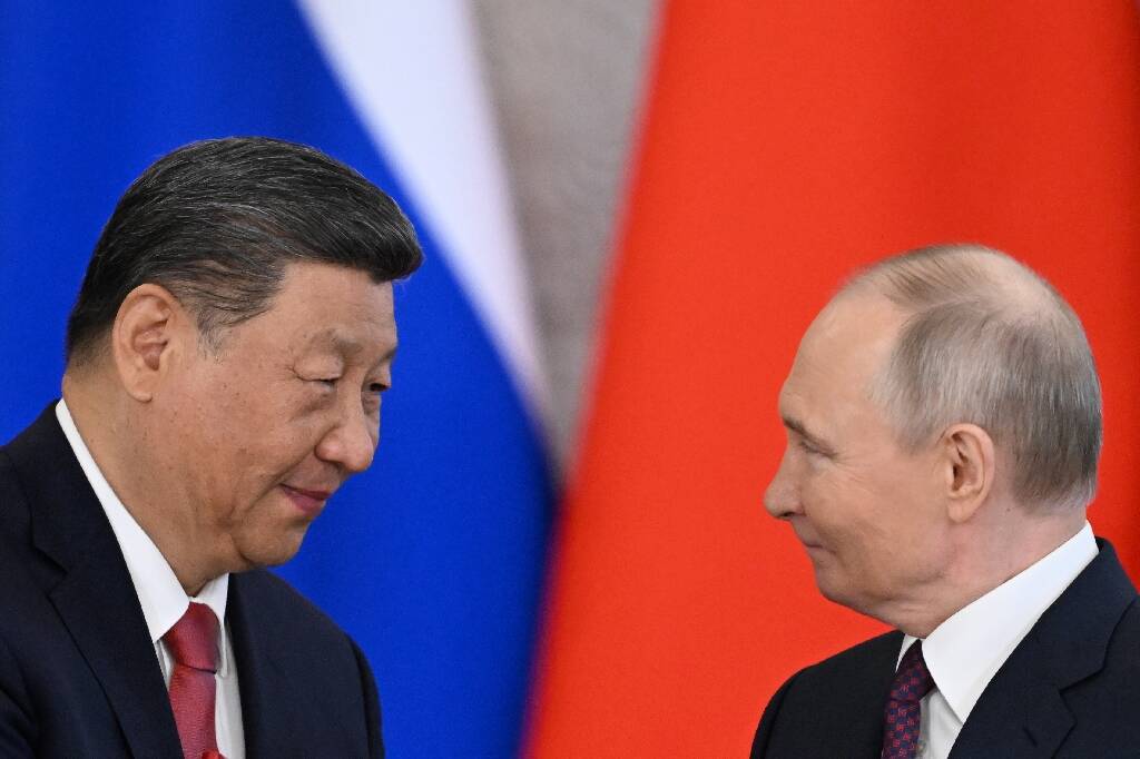 Poutine et Xi affichent leur entente au Kremlin, la trêve en Ukraine violée selon Kiev