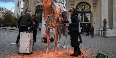 Des militants écologistes aspergent de peinture une sculpture de Charles Ray à Paris
