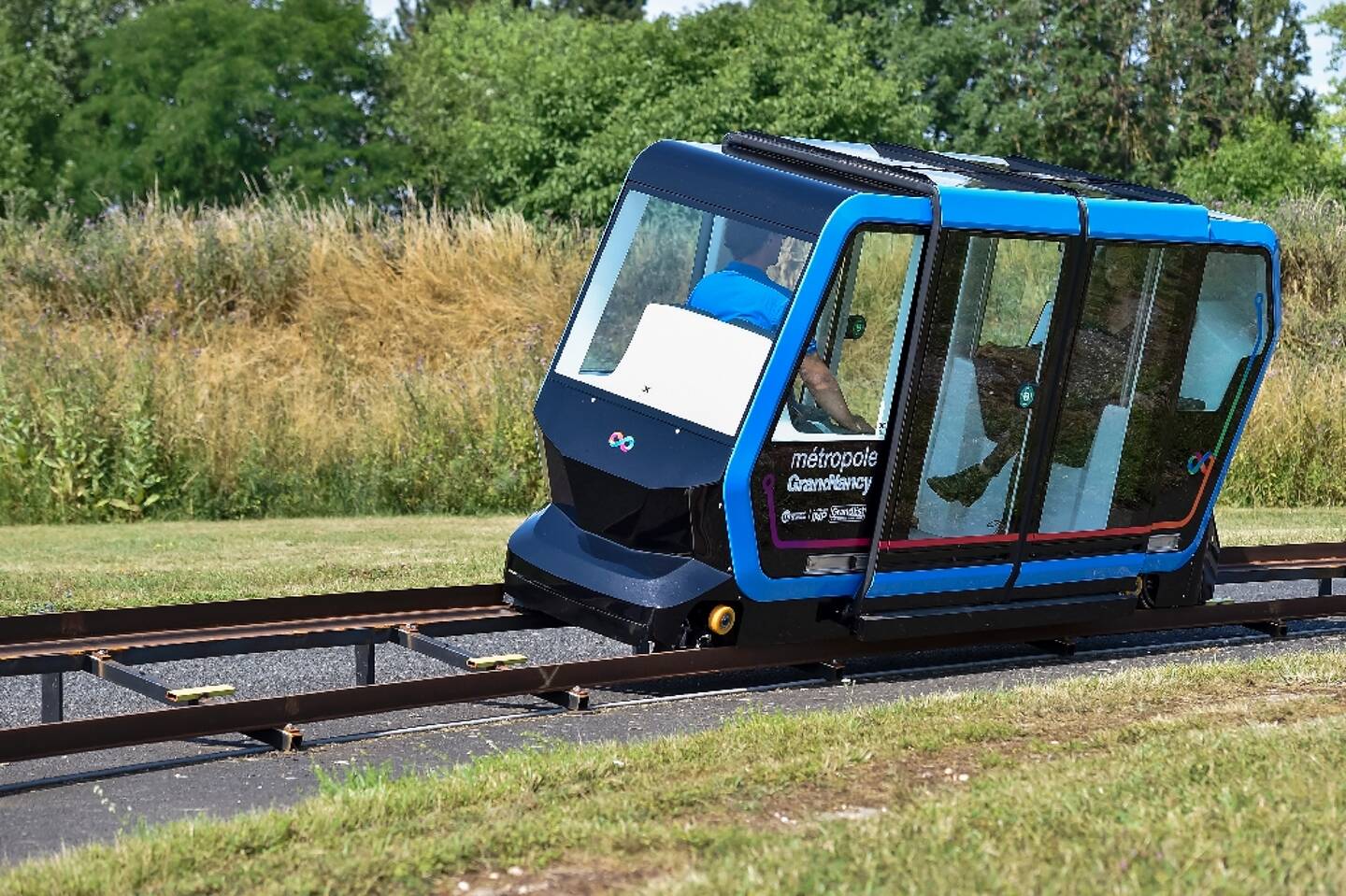 La nouvelle capsule Urbanloop, un véhicule électrique sur rail, effectue un essai à Tomblaine, en Meurthe-et-Moselle, le 30 juin 2022