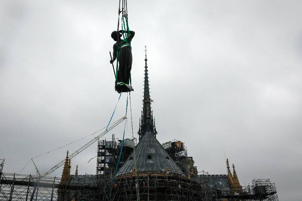 "C'est presque un miracle": Notre-Dame de Paris a retrouvé toutes les statues ornant la base de sa flèche