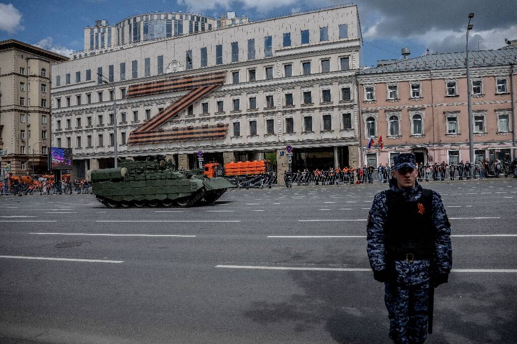 Alors que le "cessez-le-feu" est peu respecté en Ukraine, Vladimir Poutine célèbre le 9-Mai en grande pompe, en présence de dirigeants étrangers
