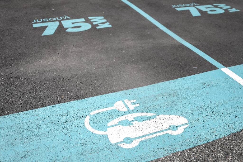 La subvention pour acheter une voiture électrique va fortement baisser, l'industrie automobile s'étrangle