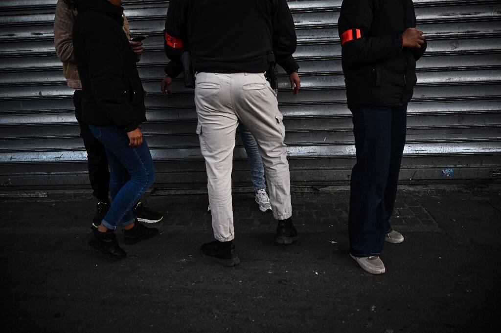 En 2024, il y a eu plus de contrôles d'identité et les discriminations persistent, pointe le Défenseur des droits