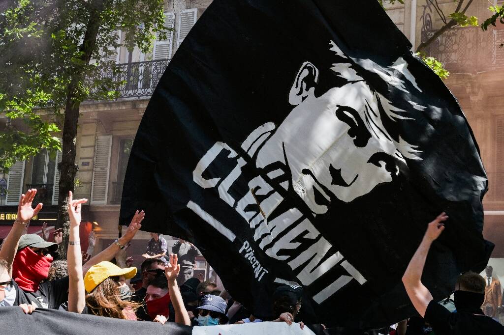 Des milliers de manifestants à Paris en mémoire de Clément Méric, militant antifasciste tué il y a dix ans