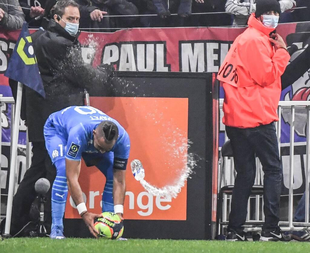 OL-OM: les images stupéfiantes de la bouteille qui a touché Payet en pleine tête