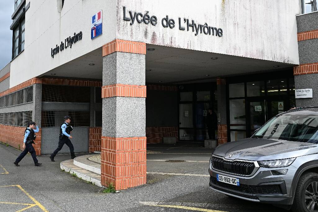 Enseignante agressée au couteau: le lycéen mis en examen pour trois tentatives d'assassinat