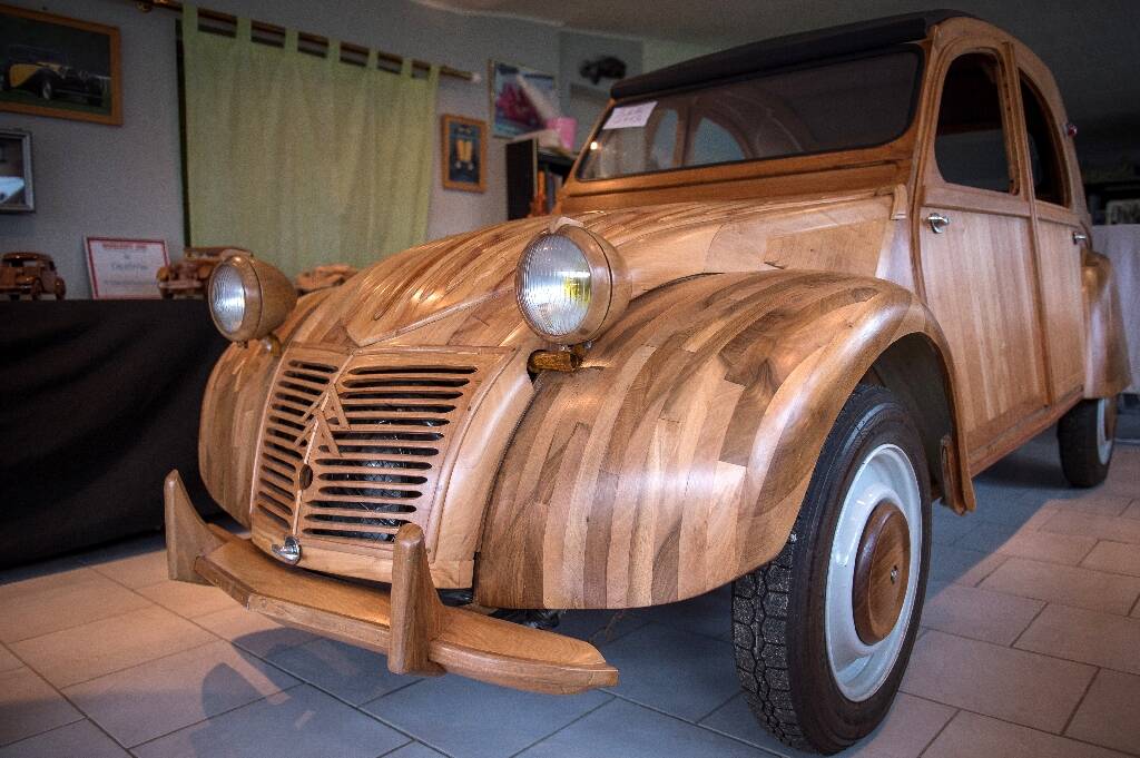 Une 2CV en bois, unique au monde, aux enchères le 4 juin en Indre-et-Loire