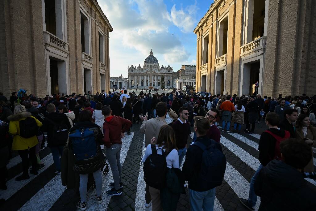 Mort de Benoît XVI: place Saint-Pierre au Vatican, des fidèles attristés saluent "un grand pape"