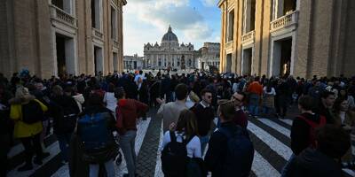 Mort de Benoît XVI: place Saint-Pierre au Vatican, des fidèles attristés saluent 