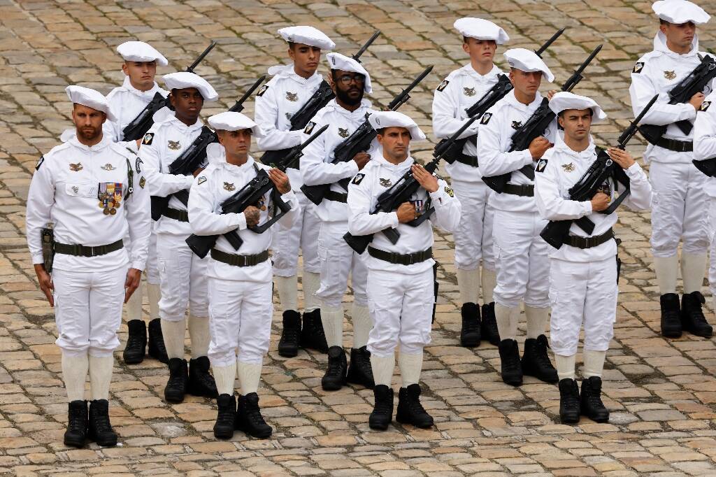 Sur le pont Alexandre III un hommage populaire au soldat fran ais