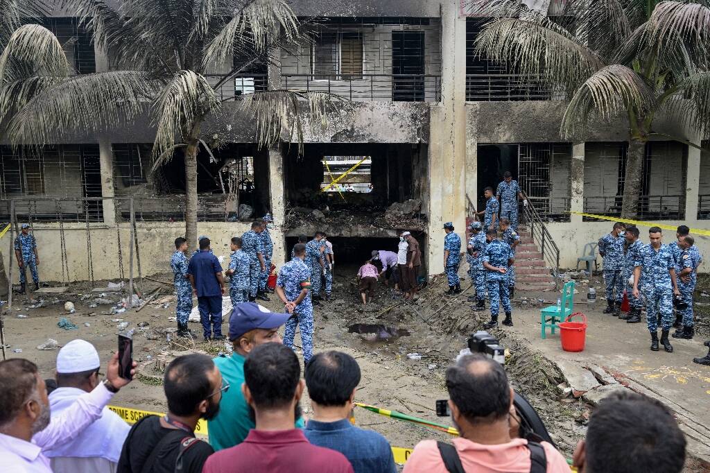 "L'école a perdu la vie, comme ses enfants": le bilan du crash d'un avion militaire sur un complexe scolaire au Bangladesh monte à 27 morts