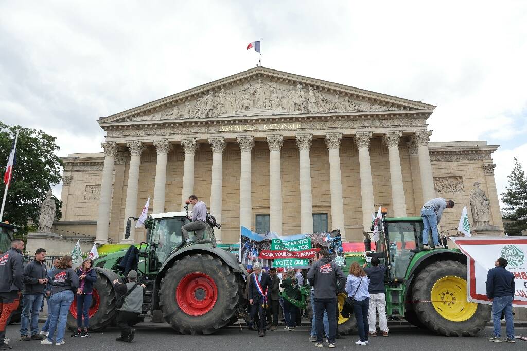 La FNSEA gare ses tracteurs à l'Assemblée nationale pour demander "des solutions" pour produire
