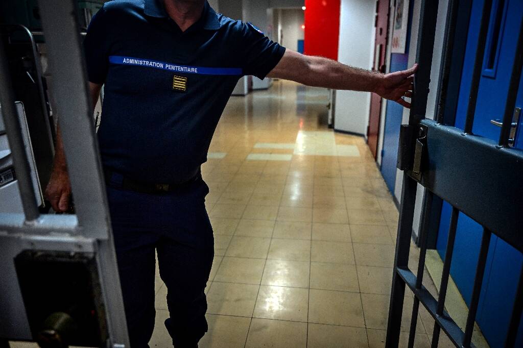 Dans les prisons, après 10 mois de hausse, le nombre de détenus en légère baisse au 1er août