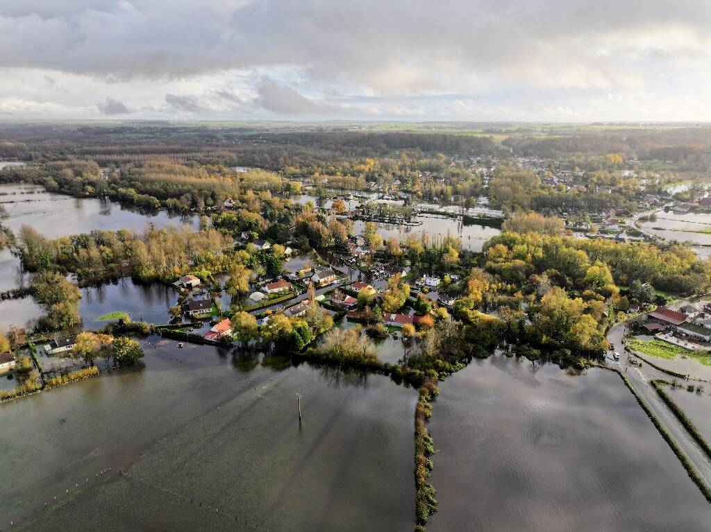 Des évacuations en cours dans le Pas-de-Calais, toujours sous l'eau malgré l'accalmie