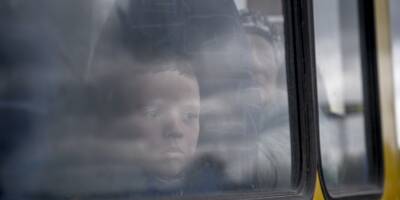 Guerre en Ukraine: après deux mois de siège, le regard éteint des évacués de Marioupol