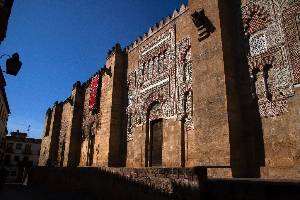"Il y a des dégâts, des dégâts importants, mais ils sont très, très localisés": à Cordoue, la mosquée-cathédrale victime d'un incendie a rouvert au public