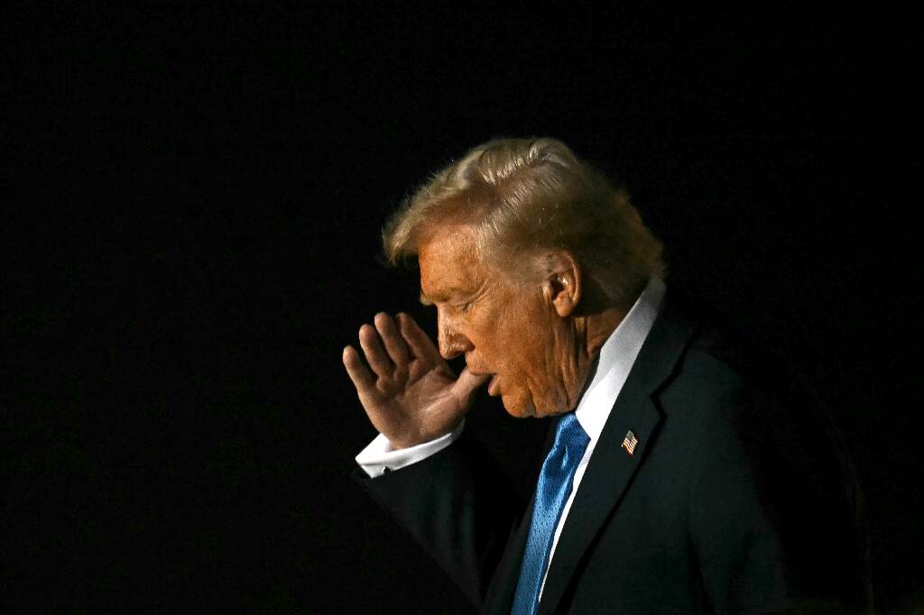 Donald Trump assume le possible contre-coup pour l'Amérique de sa guerre commerciale