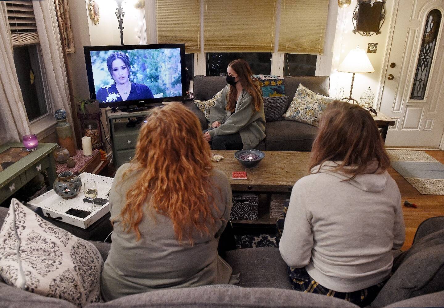 Des téléspectateurs regardent l'interview de Meghan et Harry, menée par Oprah Winfrey, le 7 mars 2021 de chez eux à Arlington (Virginie)