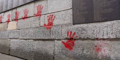 Des mains rouges taguées sur le Mémorial de la Shoah et des façades à Paris