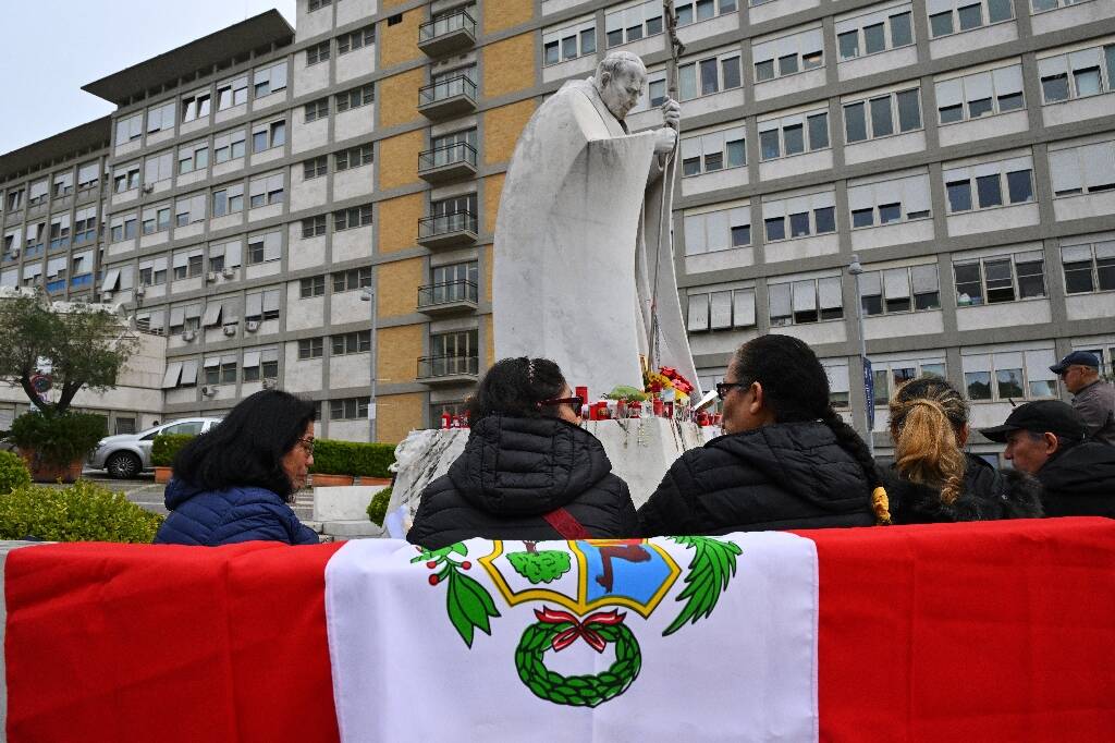 Le pape François va mieux mais reste hospitalisé pour suivre sa thérapie