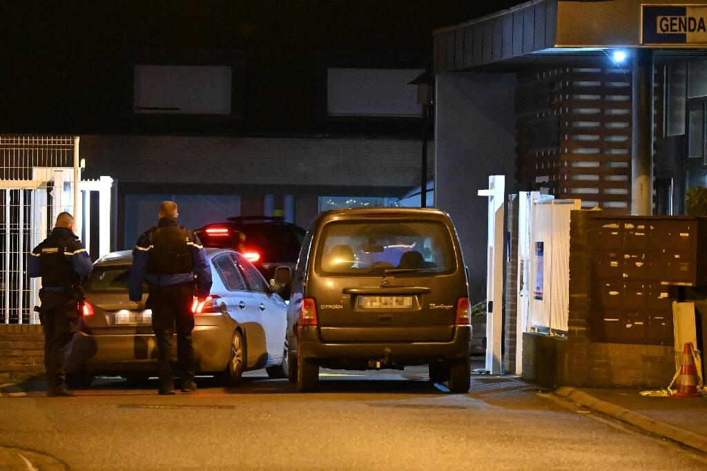 Meurtres près de Dunkerque: un tueur présumé inconnu de la police, "plusieurs armes à feu retrouvées dans sa voiture"