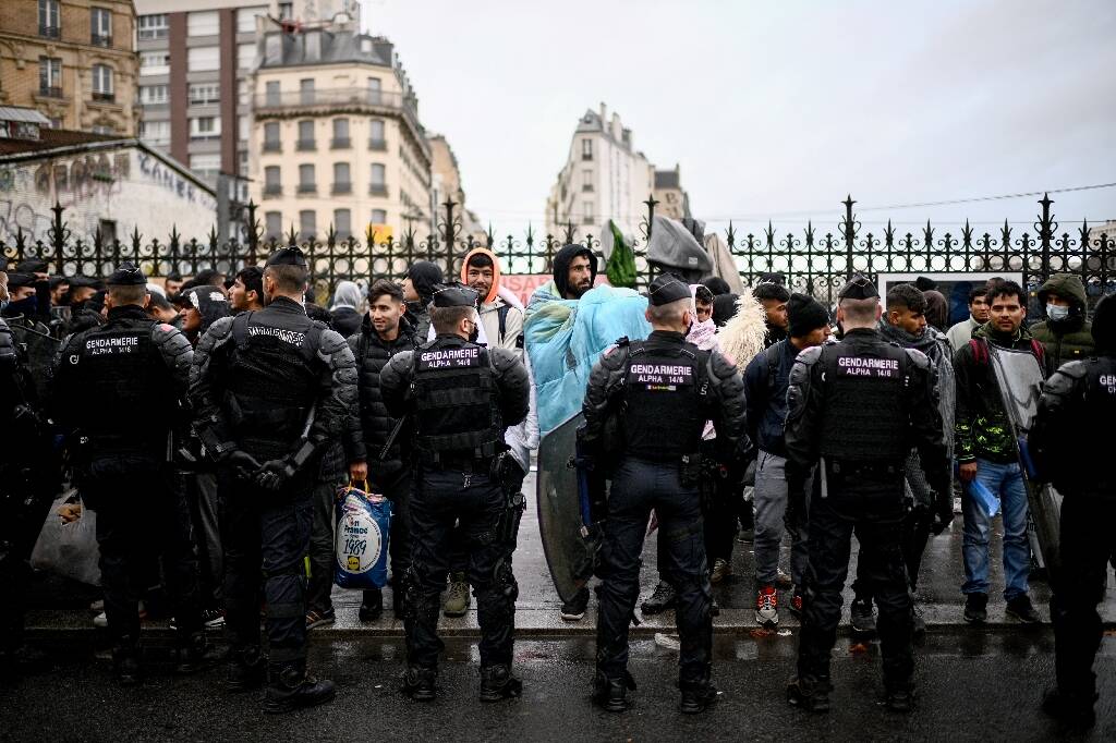 Un campement démantelé à Paris, près d'un millier de migrants mis à l'abri