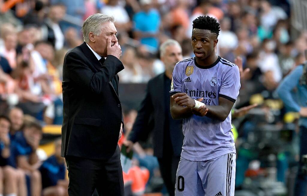Racisme dans les stades de foot: "c'est le bon moment pour prendre des mesures drastiques", insiste l'entraîneur du Real Madrid Carlo Ancelotti