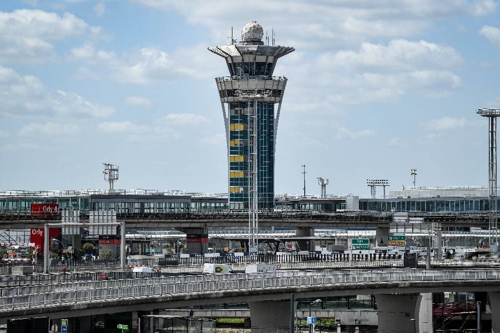 Air control failure at Paris-Orly airport, companies called upon to remove 40% of their flights Air control failure at Paris-Orly airport, companies called upon to remove 40% of their flights