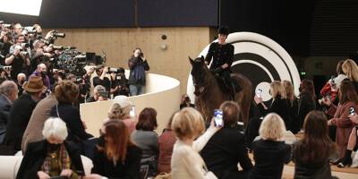 Charlotte Casiraghi ouvre à cheval le défilé Chanel haute couture