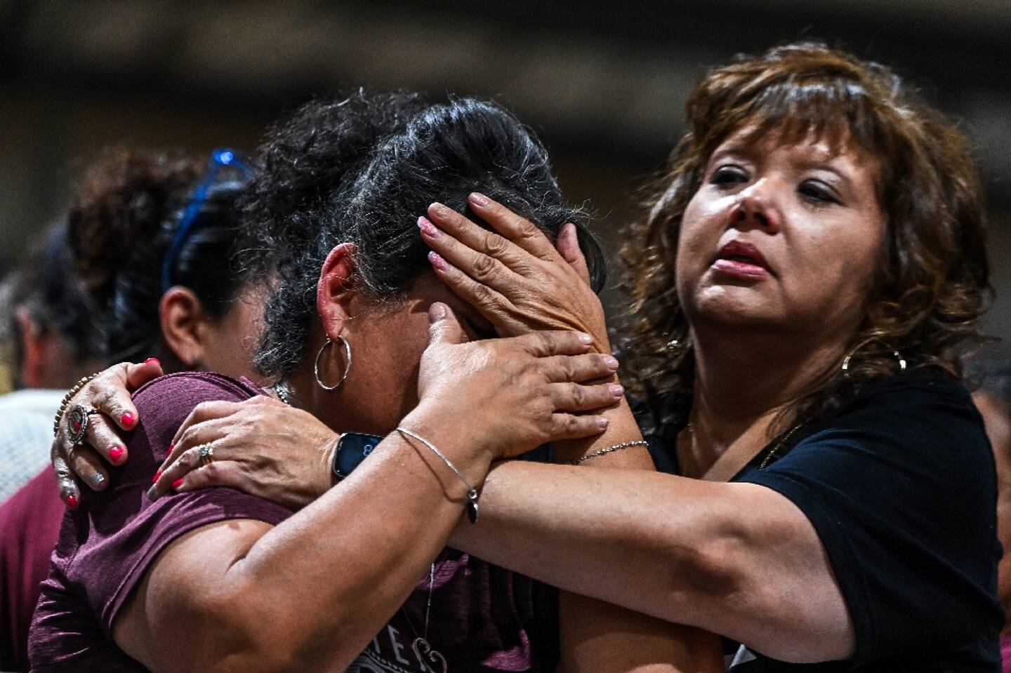 Une femme pleure lors d'une veillée en hommage aux victimes, à Uvalde (Texas), le 25 mai 2022